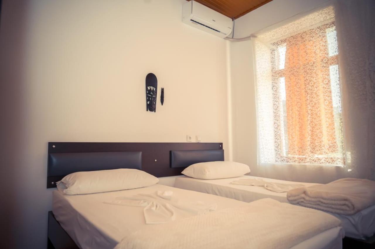Flora'S Guesthouse 'The Fir Gate' Гирокастра Экстерьер фото