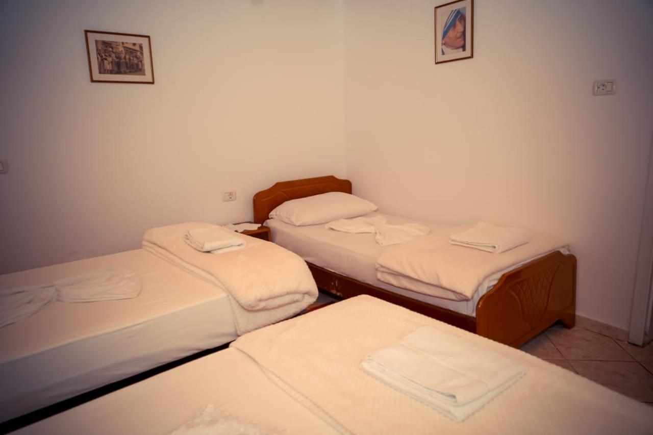 Flora'S Guesthouse 'The Fir Gate' Гирокастра Экстерьер фото