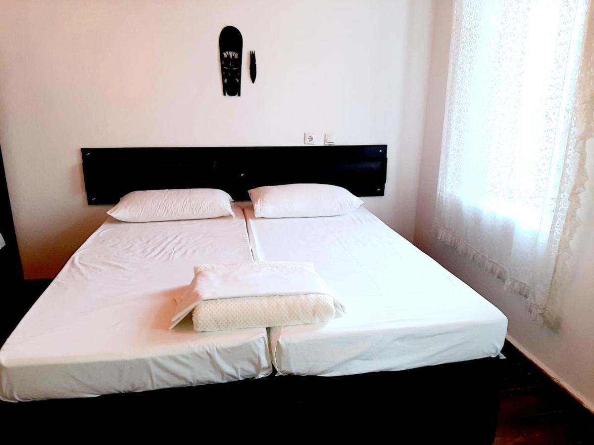 Flora'S Guesthouse 'The Fir Gate' Гирокастра Экстерьер фото