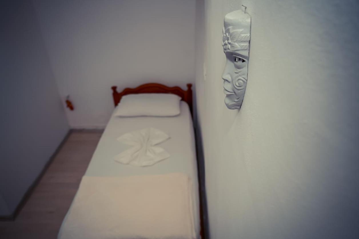 Flora'S Guesthouse 'The Fir Gate' Гирокастра Экстерьер фото