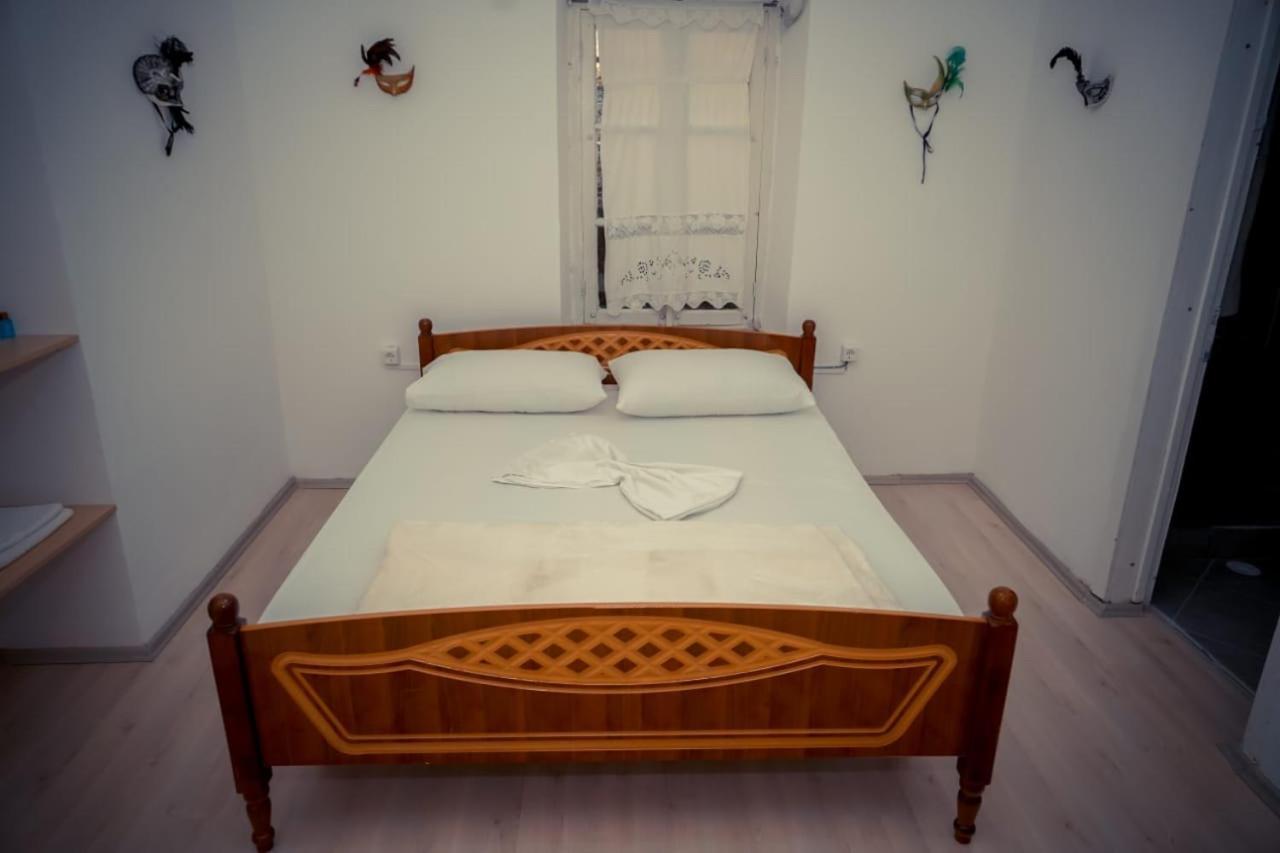 Flora'S Guesthouse 'The Fir Gate' Гирокастра Экстерьер фото