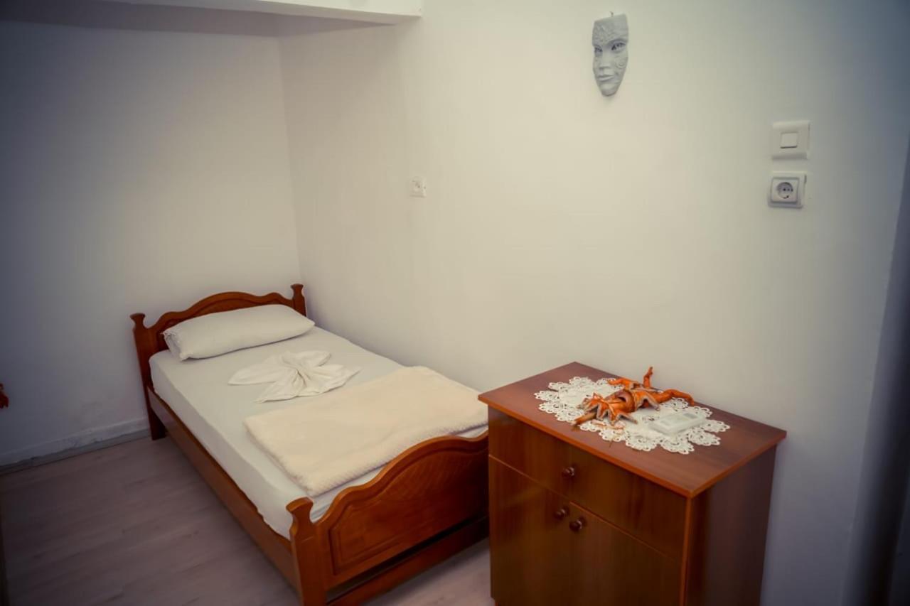Flora'S Guesthouse 'The Fir Gate' Гирокастра Экстерьер фото