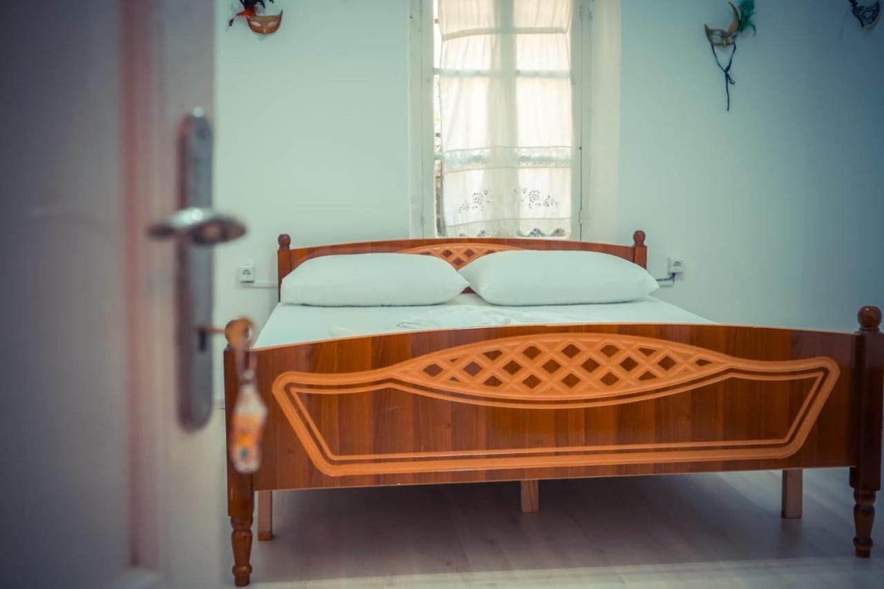 Flora'S Guesthouse 'The Fir Gate' Гирокастра Экстерьер фото