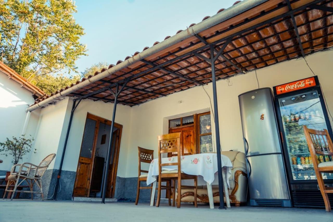 Flora'S Guesthouse 'The Fir Gate' Гирокастра Экстерьер фото