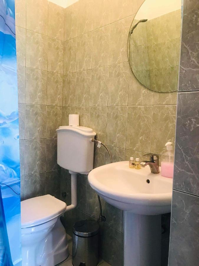 Flora'S Guesthouse 'The Fir Gate' Гирокастра Экстерьер фото