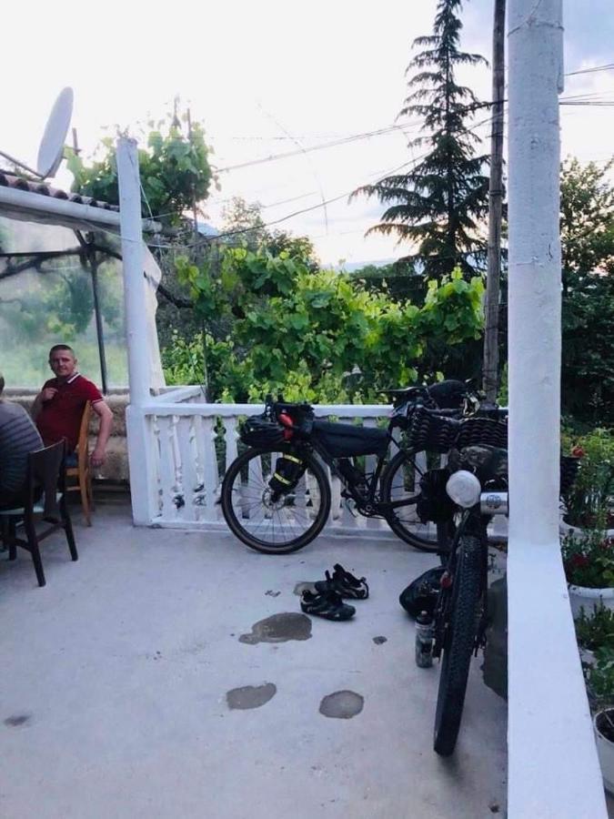 Flora'S Guesthouse 'The Fir Gate' Гирокастра Экстерьер фото